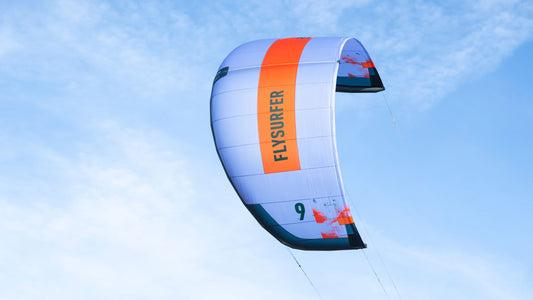 Kajt Flysurfer INDIE v zraku pri močnih vetrovih – prikaz tehničnih lastnosti in stabilnosti v letu.