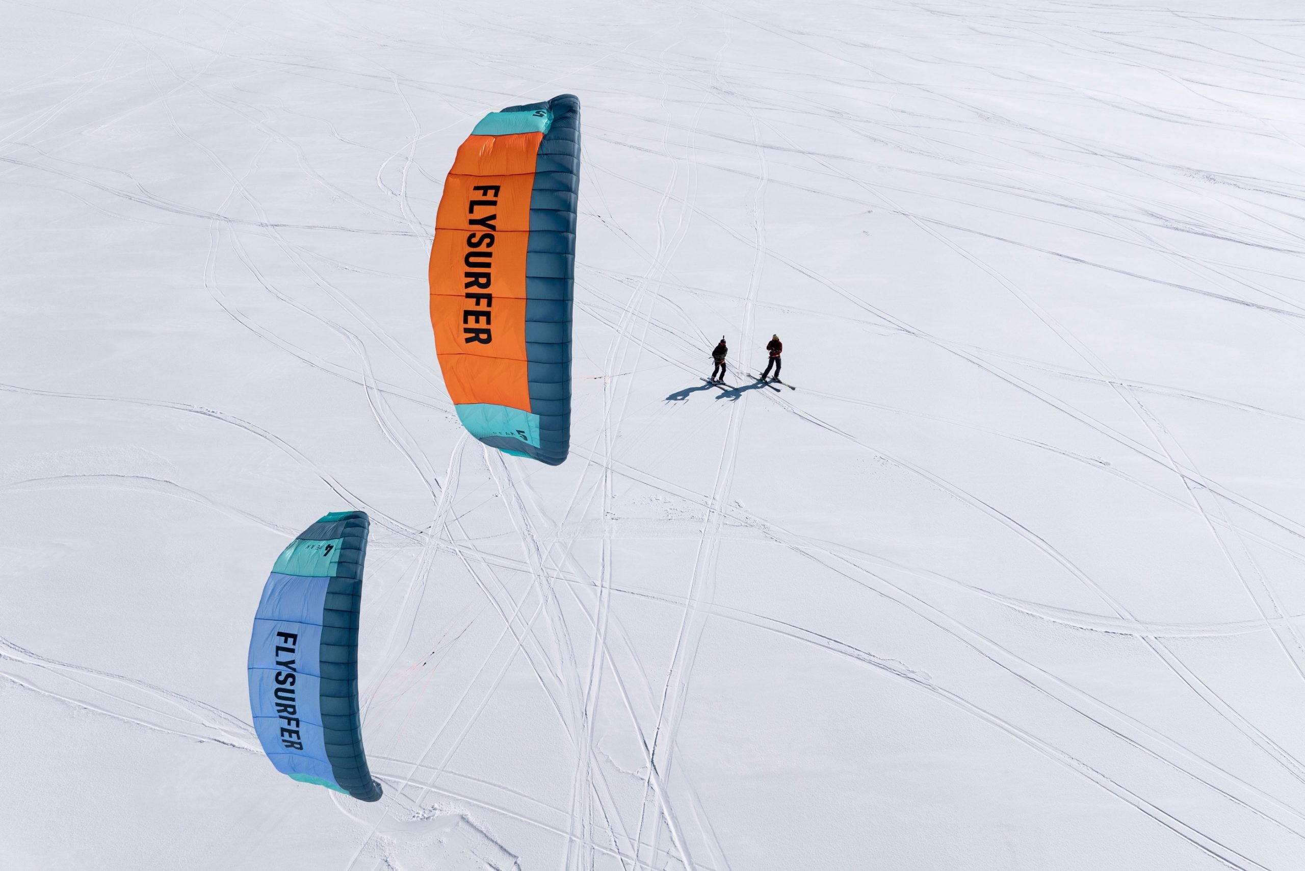 Kajtar z PEAK6 kajtom na zasneženem pobočju – odlična izbira za zimski snowkite.