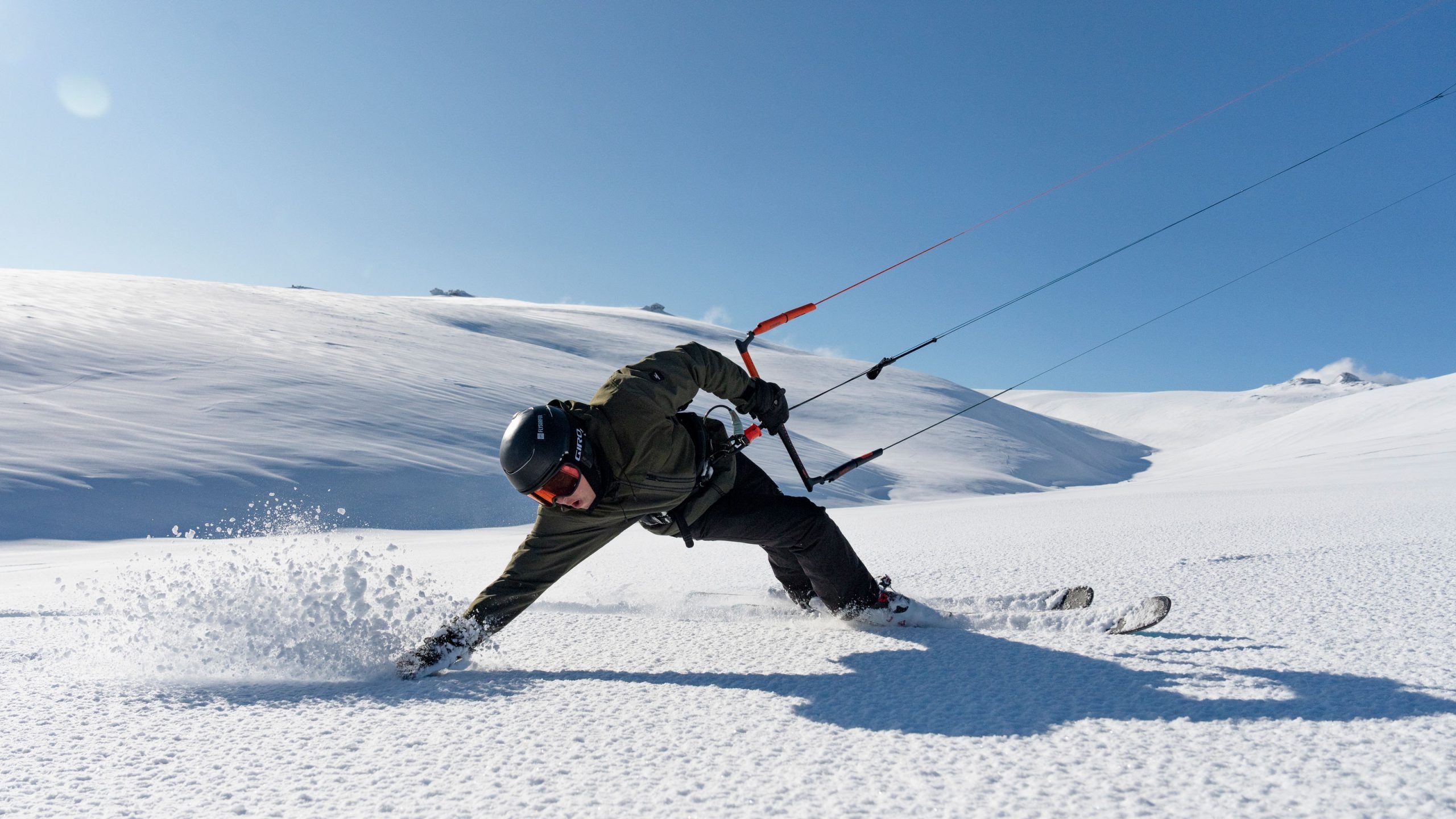 Freeride smučar s padalom PEAK6 – dinamična vožnja po pršiču.