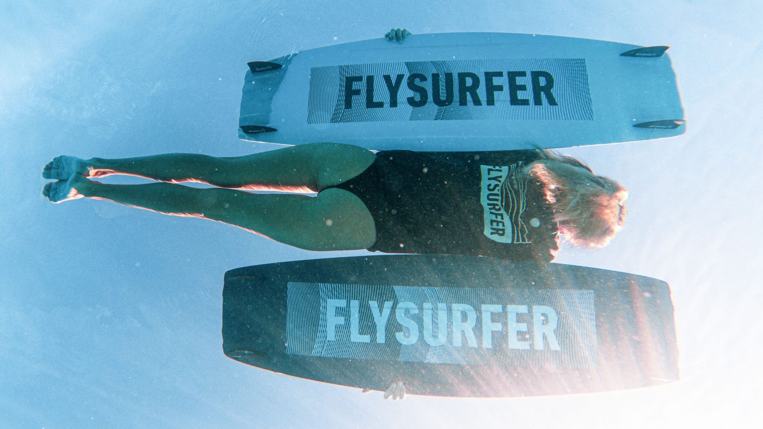 Detajlni pogled na dno kajt deske Flysurfer RADICAL8 z logotipom