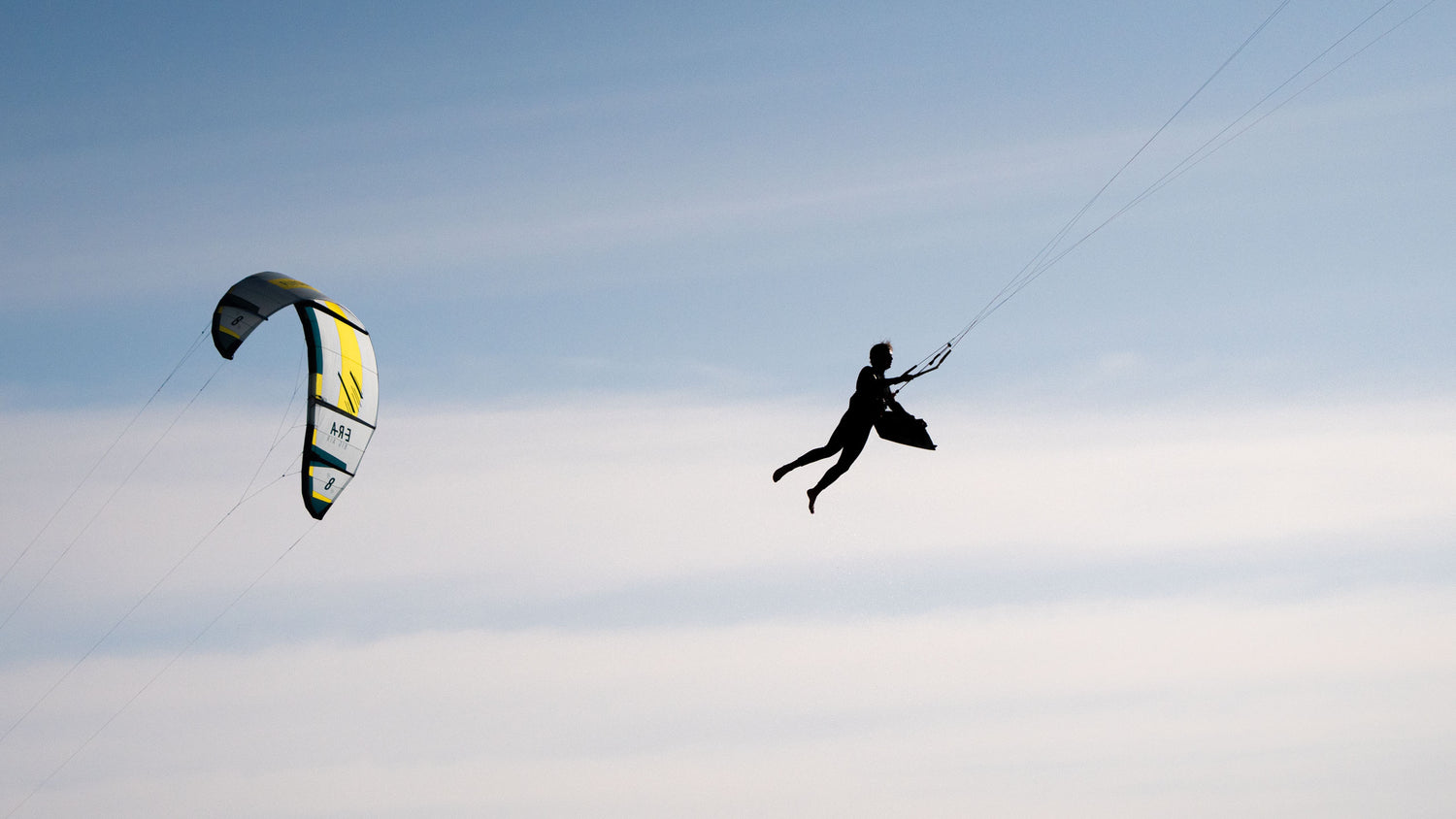 Kajtar na odprtem morju z desko Flysurfer SHOT – idealna izbira za skupinske pustolovščine in potovanja z minimalno prtljago.