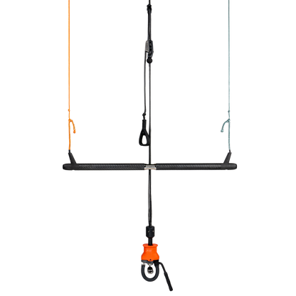 Komandna palica za kajtanje Flysurfer s štirimi vrvmi, varnostnim sistemom in oranžnim quick release mehanizmom – primerna za vse vrste kajtov in stilov vožnje.